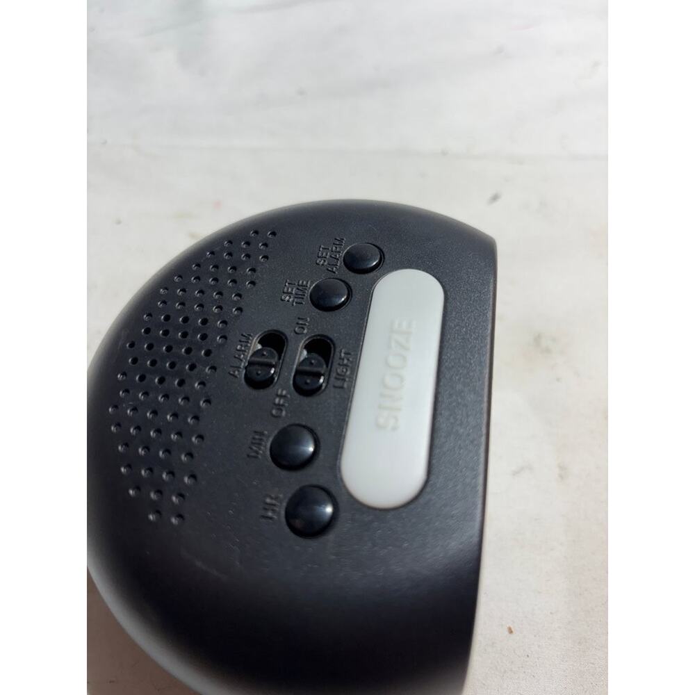 Amazon Basics Digital Alarm Clock - Picture 3 of 5